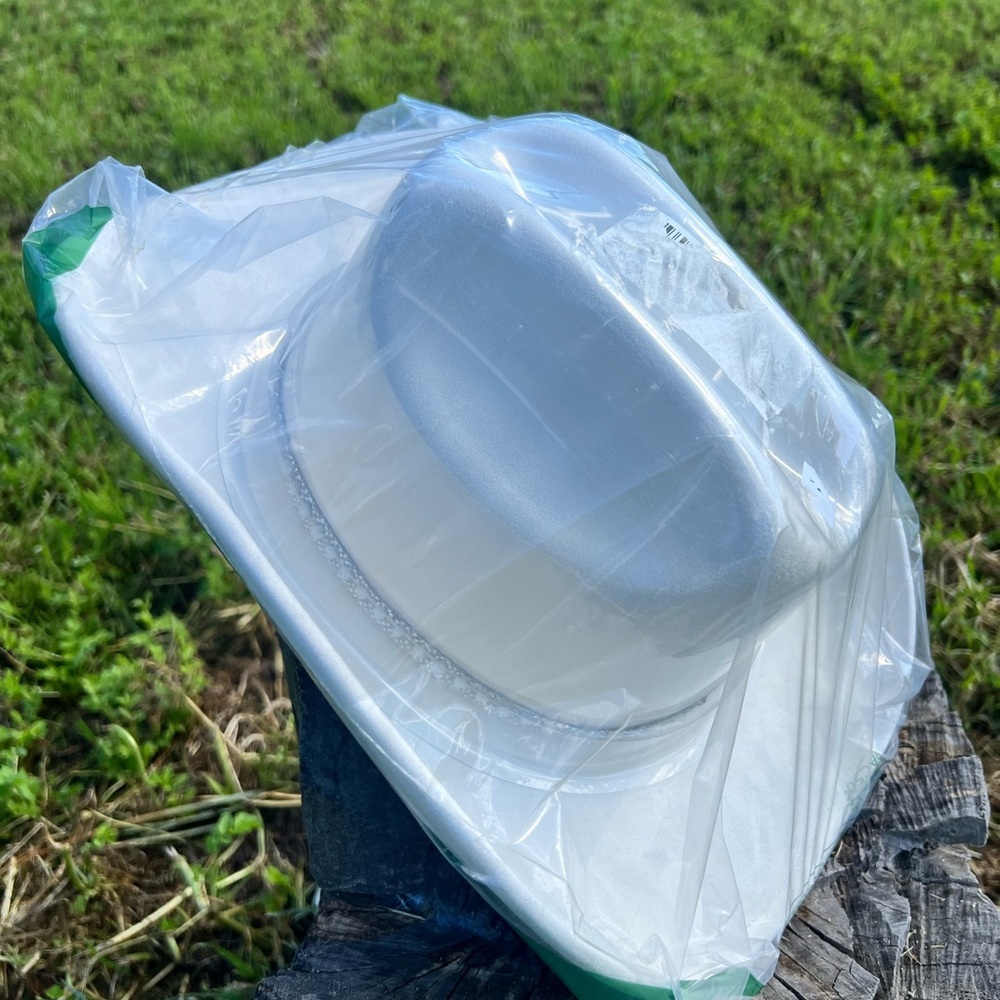 Chic White Hat with Silver Detailing - Picture 4 of 5